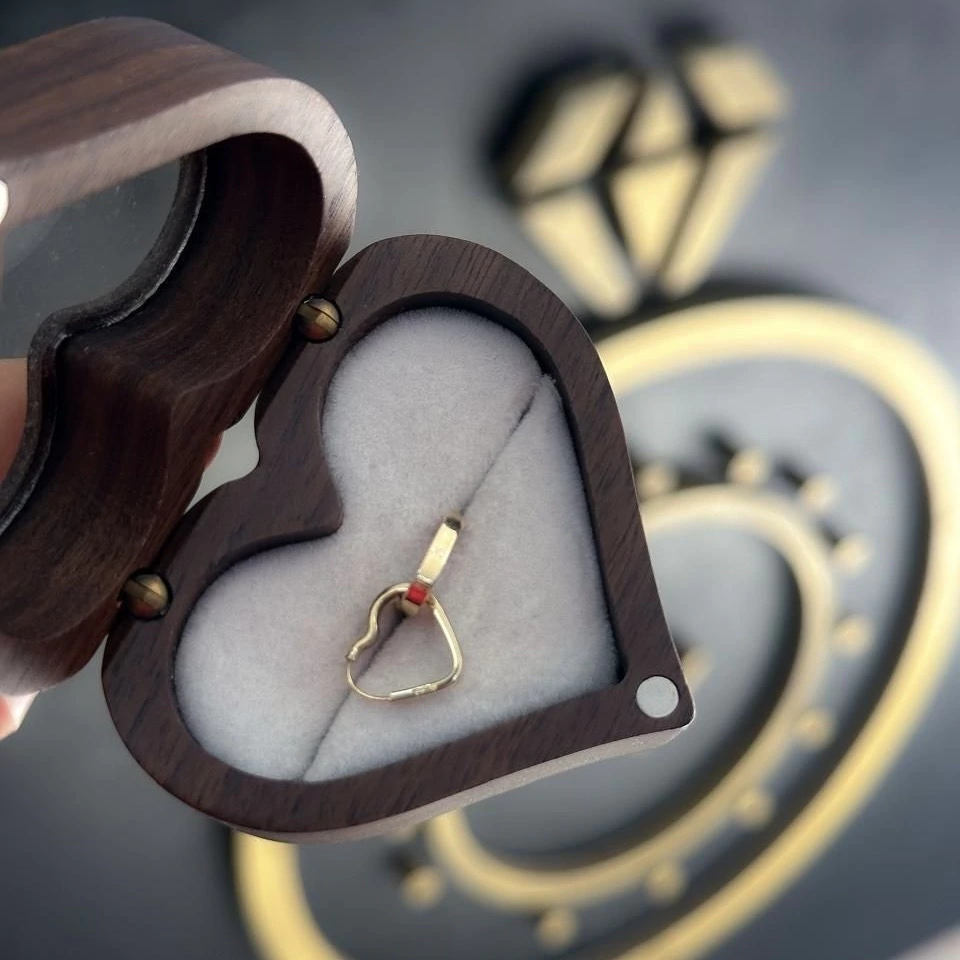 Brinco argola coração ouro 18k