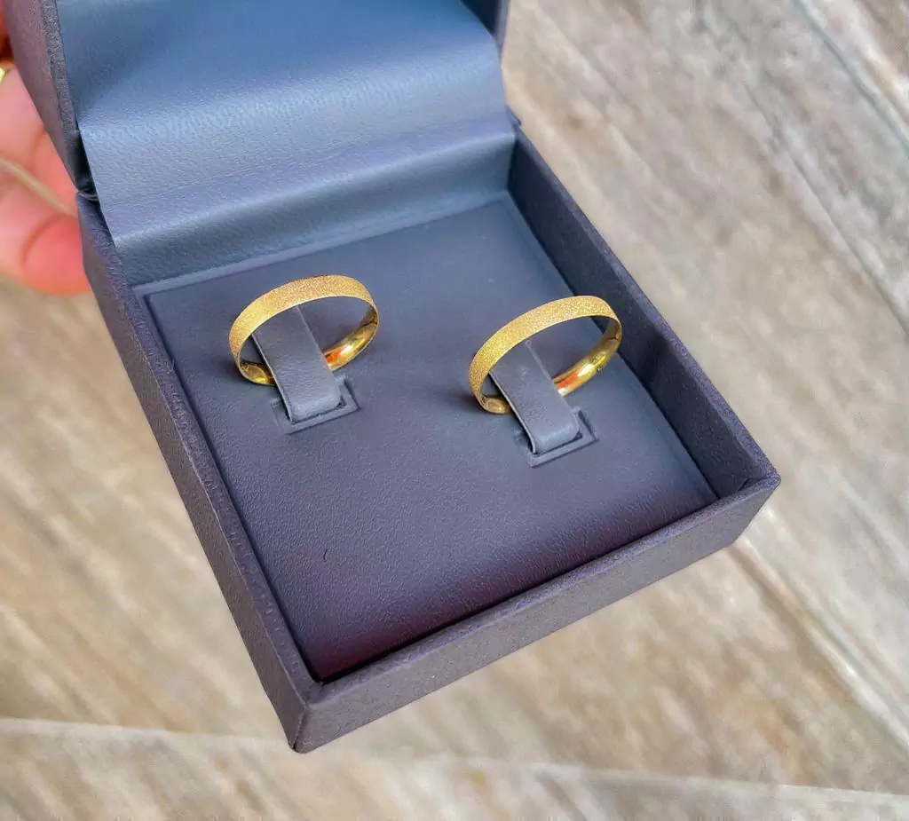 Aliança diamantada ouro 18k