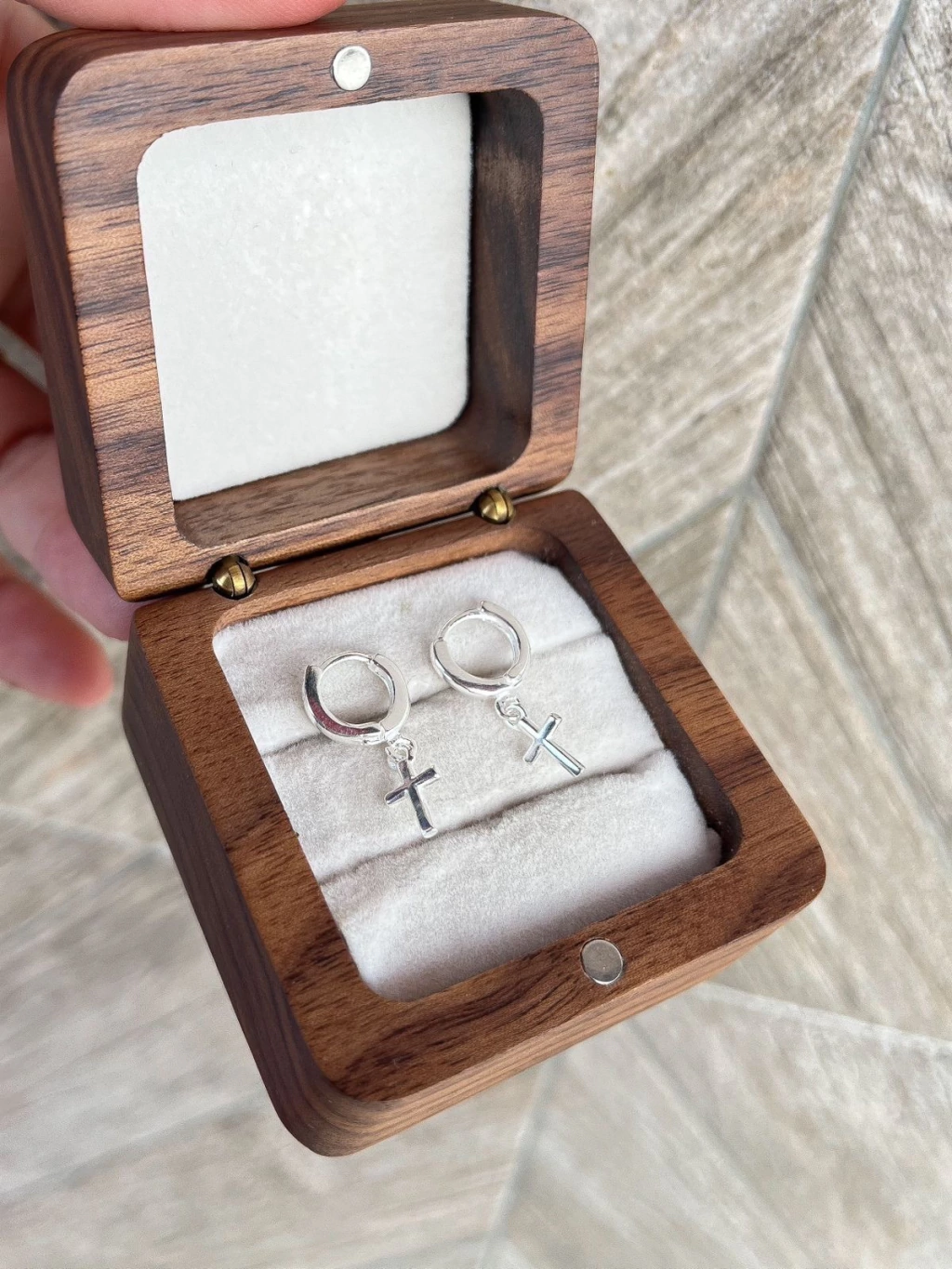 Brinco argola cruz prata 925