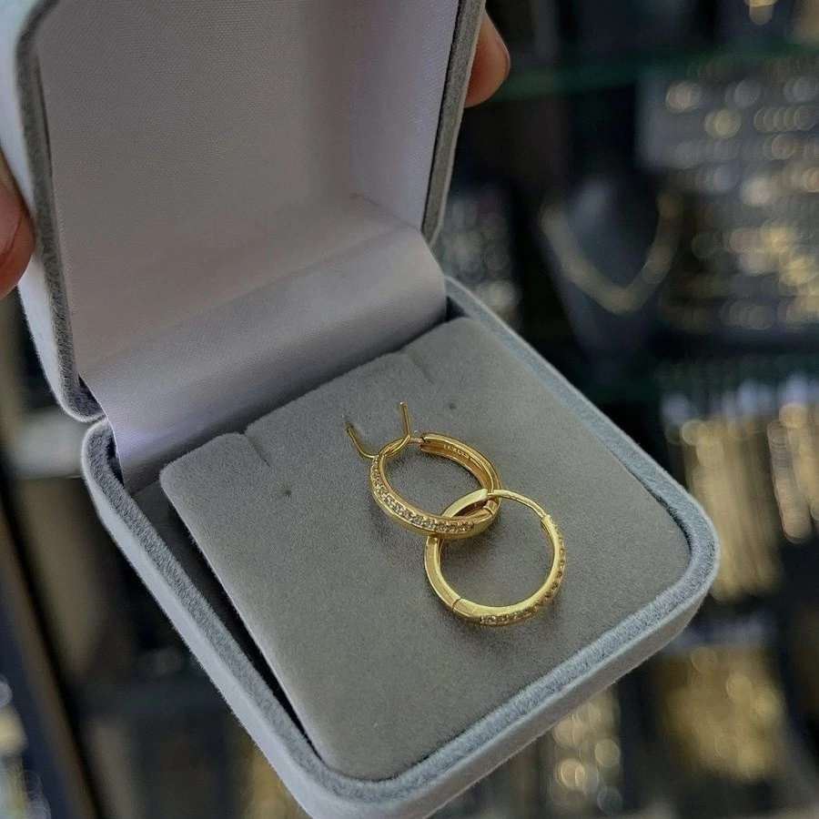 Brinco argola redonda cravejada ouro 18k