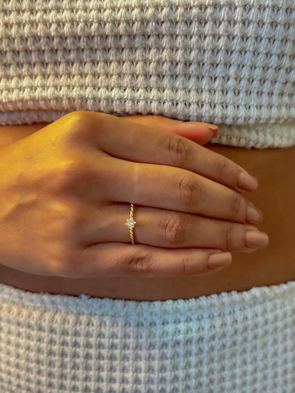 Anel solitário entrelaço ouro 18k