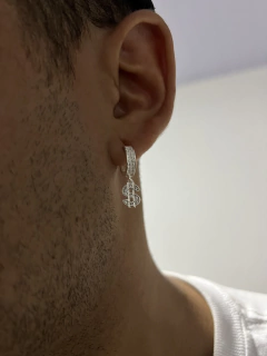 Brinco cravejado c/ pingente cifrão - Prata 925