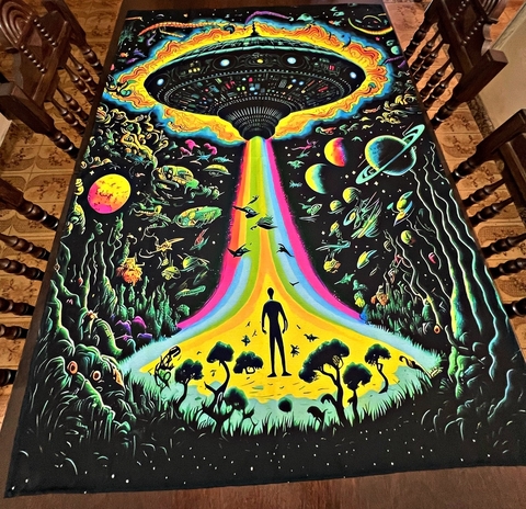 Tapeçaria Nave Espacial Alienígena Reativa à Luz UV - Arte Galáctica - comprar online
