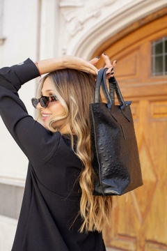 PAULA CUERO GRABADO NEGRO en internet