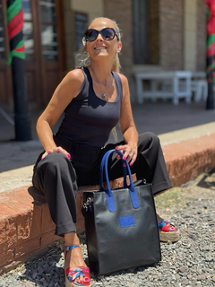 AMELIA CUERO GRANEADO NEGRO CON CUERO AZUL en internet