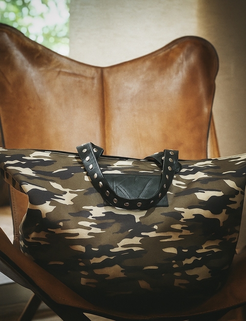 VICTORIA CAMUFLADA CON CUERO NEGRO - comprar online