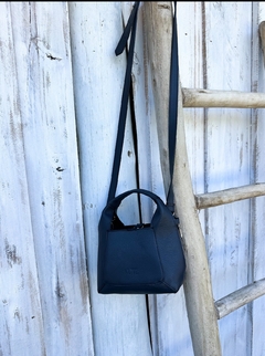 JACINTA CUERO GRANEADO AZUL MARINO en internet