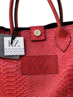 PAULA CUERO GRABADO ROJO en internet