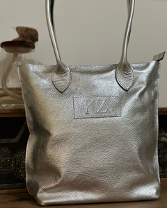 PAULA CUERO GRANEADO PLATA C/CIERRE - comprar online