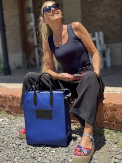 AMELIA MAXI CUERO GRANEADO AZUL CON NEGRO - comprar online