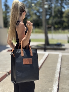 AMELIA MAXI CUERO GRANEADO NEGRO CON SUELA - comprar online