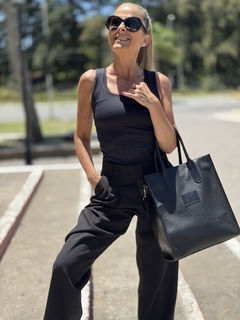 AMELIA CUERO GRANEADO NEGRO CON NEGRO en internet