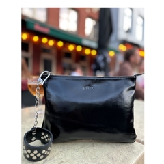 CAMELIA CUERO CHAROL NEGRO en internet