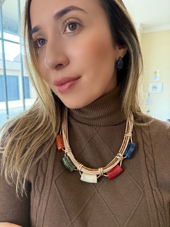 Colar cordas com resinas coloridas