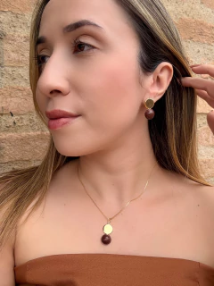 Conjunto Colar e Brincos esfera lisa e com resina marrom - comprar online