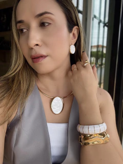 Conjunto colar e brinco no aro madrepérola - comprar online