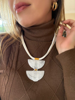 Colar resina com cordas branco - comprar online