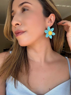 Brinco flor palha azul celeste - comprar online