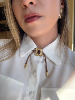 Colar courinho amarração design martelado marrom na internet