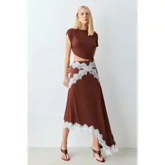 VESTIDO MIDI COM ABERTURA LATERAL E DETALHES RENDA