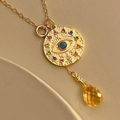 Collar corto, cadena dorada, dije ojo y gota en internet