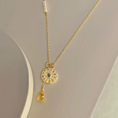 Collar corto, cadena dorada, dije ojo y gota