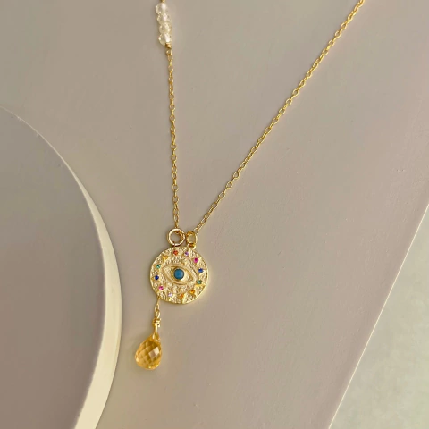 Collar corto, cadena dorada, dije ojo y gota