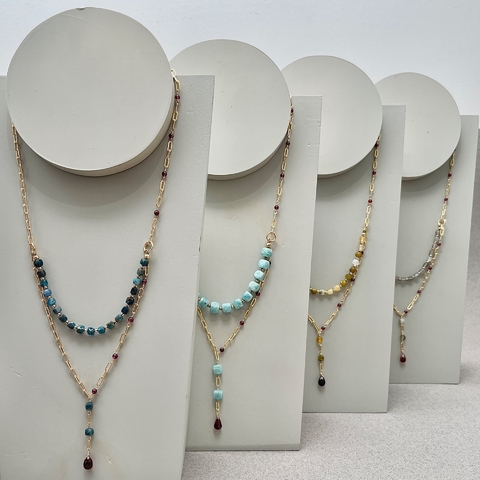 Collar doble cadena bañada en oro y piedras naturales