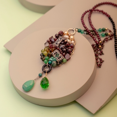 collar con centro bordado con piedras y partes de pulseras antiguas (pieza unica)