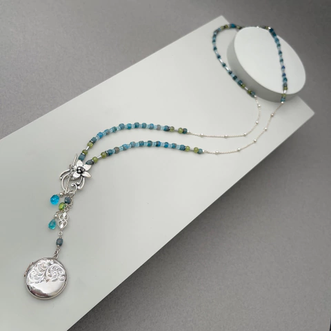 Collar Apatita con locket plata inglesa, antiguo (pieza única)