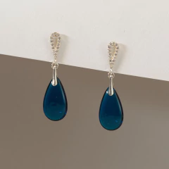 Aros base plata, gota checa verde esmeralda, verde peridoto, azul zafiro y azul humo - comprar online