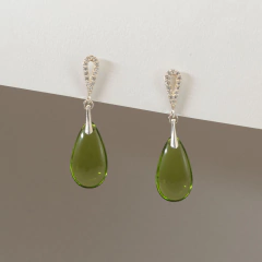 Aros base plata, gota checa verde esmeralda, verde peridoto, azul zafiro y azul humo - tienda online