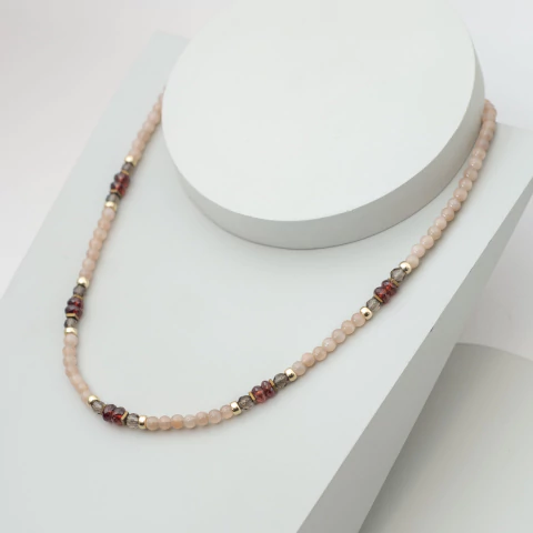 Collar con sunstone, granate y cuarzo ahumado en goldfilled