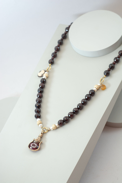 Collar con granate y dijes antiguos en internet