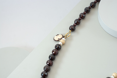 Collar con granate y dijes antiguos - BLAUHAUS JOYAS