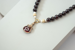 Collar con granate y dijes antiguos - tienda online