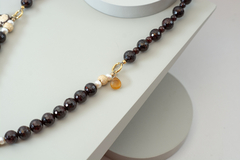 Imagen de Collar con granate y dijes antiguos