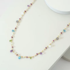 Collar corto con gotas de amatista, peridoto y moonstone