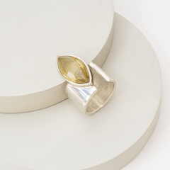 Anillo cinta de plata con cuarzo limón