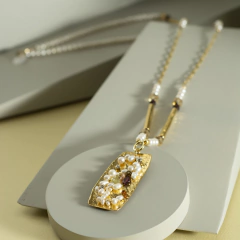 Collar de perlas con centro bordado en internet