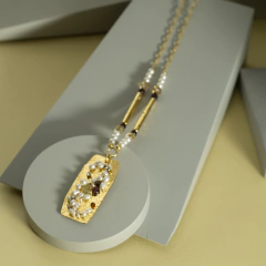 Collar de perlas con centro bordado - comprar online