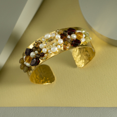 Brazalete con baño de oro bordado