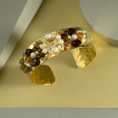 Brazalete con baño de oro bordado