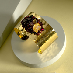 Brazalete con baño de oro bordado