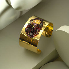 Brazalete con baño de oro bordado en internet