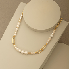 Collar corto cadena bañada en oro y perlas
