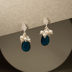 Aros combinados con gotas checas azul zafiro y racimos de perlas naturales