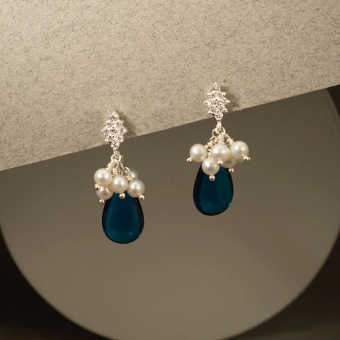 Aros de plata con gotas checas azul zafiro y racimos de perlas – hecho a mano