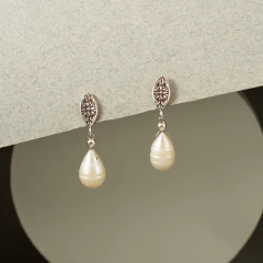 Aros con perlas barrocas y base de plata ojiva