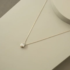 Collar con dije de lágrima en plata – hecho a mano